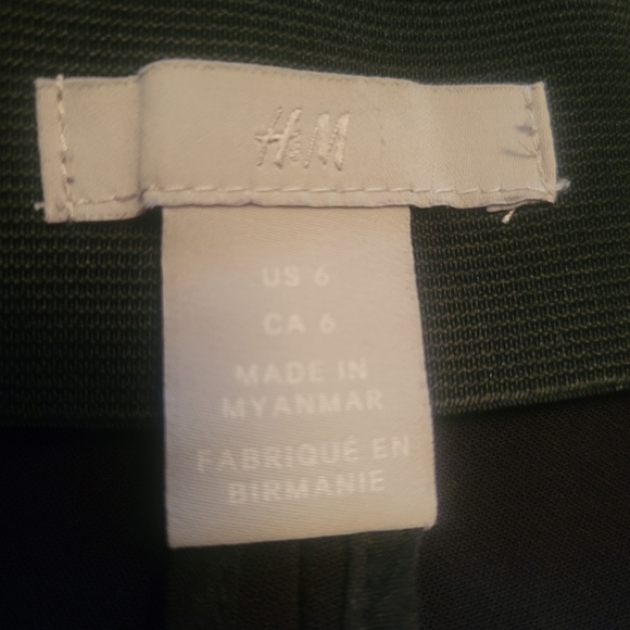 H&M size 6 black dress shorts - Picture 2 of 4